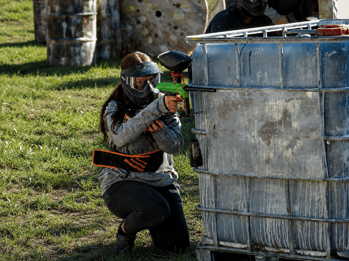 Player aiming from behind a bunker